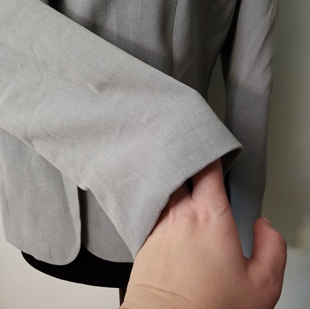 Ellen Tracy Grey Stretch Blazer Size 8 - Picture 2 of 10